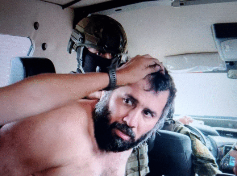 La foto de FITO en custodia de los militares. Un gran escuadrón de seguridad lo está trasladando.